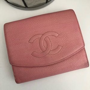 CHANEL bifold wallet in caviar